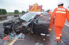 沪昆高速樟树境内一轿车撞上护栏 司机疑严重疲