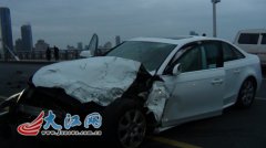 南昌八一大桥今早发生一起两车相撞事故 1人被困