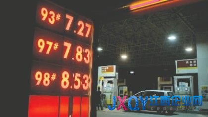 7月1日晚，四川成都锦华路壳牌加油站早已在售98号汽油 成都商报摄影记者鲍泰良
