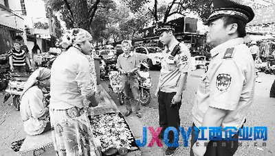 人民日报:因缺乏法律城管成“乱罚款”代名词