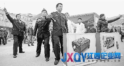 人民日报:因缺乏法律城管成“乱罚款”代名词