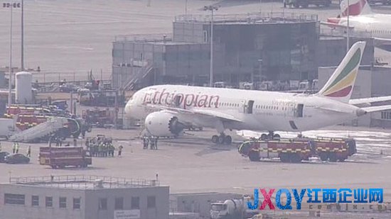 一架波音787客机在英国希思罗机场起火