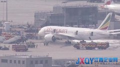 一架波音787客机在英国希思罗机场起火