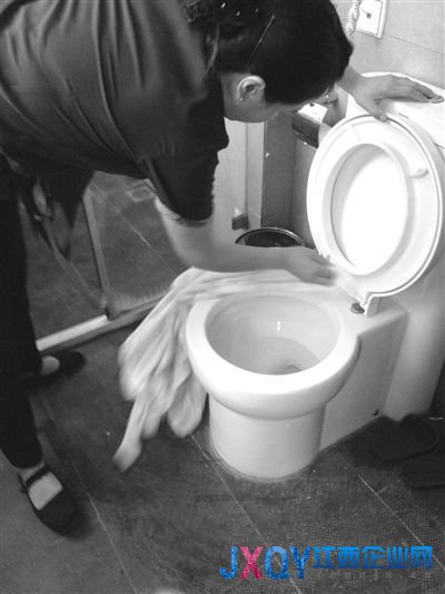 北京1家酒店用浴巾当抹布 擦完马桶擦茶杯