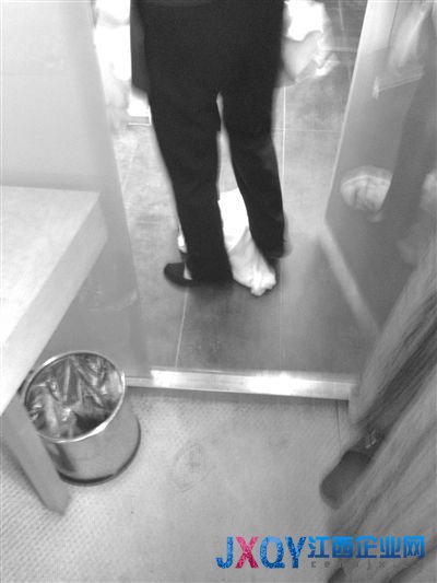 北京1家酒店用浴巾当抹布 擦完马桶擦茶杯